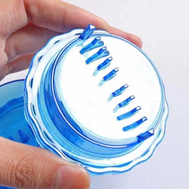 Broyeur d'ail manuel multifonctions.