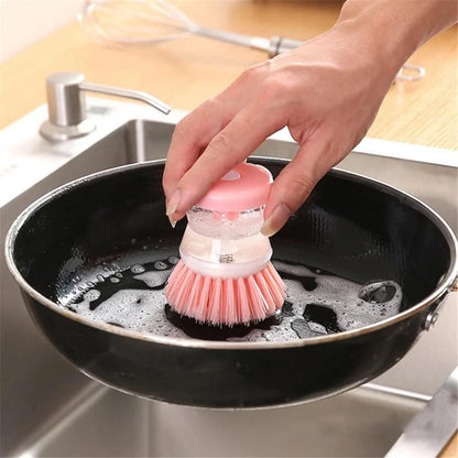 Brosse à vaisselle avec réservoir intégré.